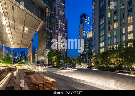 New YORK, USA - 13 OTTOBRE: Vista dell'architettura moderna al parco di High Line, una famosa destinazione turistica a Manhattan il 13 ottobre 2019 a New Yo Foto Stock