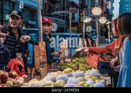 New YORK, Stati Uniti - 14 OTTOBRE: Street scene di venditori locali di strada che vendono frutta e verdura a Chinatown il 14 ottobre 2019 a New York Foto Stock