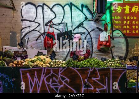 New YORK, USA - 14 OTTOBRE: Mercato locale che vende frutta e verdura nella zona di Chinatown il 14 ottobre 2019 a New York Foto Stock