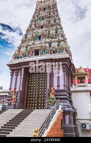 Johor Bahru Malesia - Giugno 2017. Le statue delle divinità adornano il tetto del tempio indù. Foto Stock