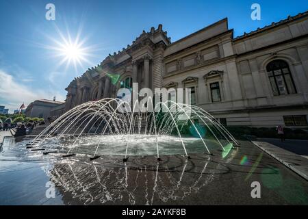 New YORK, USA - 15 OTTOBRE: Questo è il Museo di Arte Moderna, una popolare destinazione di viaggio sulla 5th Avenue il 15 ottobre 2019 a New York Foto Stock