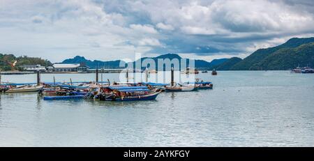 Kuah Langkawi Malaysia - 12 Novembre 2017. Vista dal Parco CHOGM del porto e da Dataran Lang/Eagle Square Foto Stock