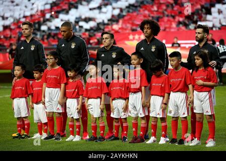 Lisbona, Portogallo. 15th Feb, 2020. I giocatori di SL Benfica si posano con i ragazzi cinesi durante una breve cerimonia per esprimere solidarietà con il popolo cinese che lotta contro il COVID-19 prima di una partita di calcio portoghese Primeira Liga tra SL Benfica e SC Braga allo stadio Luz di Lisbona, Portogallo, il 15 febbraio 2020. Credit: Petro Fiuza/Xinhua/Alamy Live News Foto Stock