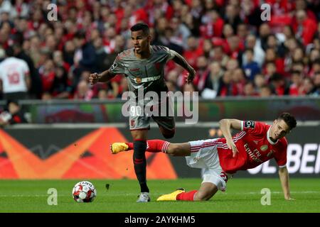 Lisbona, Portogallo. 15th Feb, 2020. Wenderson Galeno di SC Braga (L) vies con Julian Weigl di SL Benfica durante una partita di calcio portoghese Primeira Liga tra SL Benfica e SC Braga allo stadio Luz di Lisbona, Portogallo, il 15 febbraio 2020. Credit: Petro Fiuza/Xinhua/Alamy Live News Foto Stock