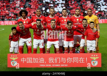 Lisbona, Portogallo. 15th Feb, 2020. I giocatori di SL Benfica posano con due giovani ragazzi cinesi durante una breve cerimonia per esprimere solidarietà con i cinesi che lottano contro il COVID-19 prima di una partita di calcio portoghese Primeira Liga tra SL Benfica e SC Braga allo stadio Luz di Lisbona, Portogallo, il 15 febbraio 2020. Credit: Petro Fiuza/Xinhua/Alamy Live News Foto Stock