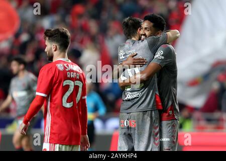 Lisbona, Portogallo. 15th Feb, 2020. Joao Palhinha di SC Braga (C) celebra la vittoria con il compagno di squadra Wallace durante una partita di calcio portoghese Primeira Liga tra SL Benfica e SC Braga allo stadio Luz di Lisbona, Portogallo, il 15 febbraio 2020. Credit: Petro Fiuza/Xinhua/Alamy Live News Foto Stock