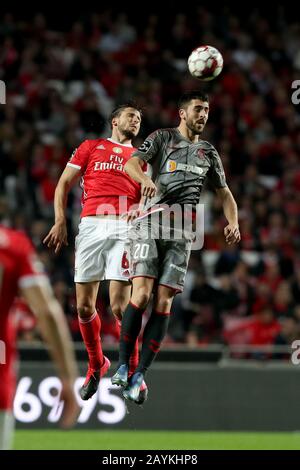 Lisbona, Portogallo. 15th Feb, 2020. Ruben Dias di SL Benfica (L) dirige la palla con Paulinho di SC Braga durante una partita di calcio portoghese Primeira Liga tra SL Benfica e SC Braga allo stadio Luz di Lisbona, Portogallo, il 15 febbraio 2020. Credit: Petro Fiuza/Xinhua/Alamy Live News Foto Stock