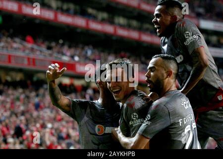 Lisbona, Portogallo. 15th Feb, 2020. Joao Palhinha di SC Braga (C) festeggia con i compagni di squadra dopo aver segnato durante una partita di calcio portoghese Primeira Liga tra SL Benfica e SC Braga allo stadio Luz di Lisbona, Portogallo, il 15 febbraio 2020. Credit: Petro Fiuza/Xinhua/Alamy Live News Foto Stock