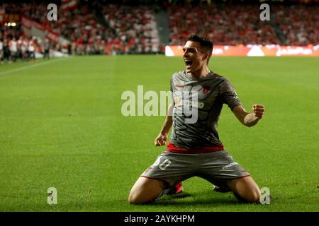 Lisbona, Portogallo. 15th Feb, 2020. Joao Palhinha di SC Braga festeggia dopo aver segnato un gol durante una partita di calcio portoghese Primeira Liga tra SL Benfica e SC Braga allo stadio Luz di Lisbona, Portogallo, il 15 febbraio 2020. Credit: Petro Fiuza/Xinhua/Alamy Live News Foto Stock