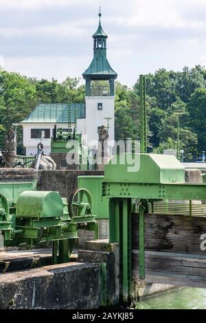 Servizi intorno alla storica Hochablass, parte del sistema idrico di Augusta Foto Stock