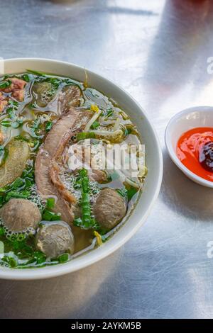 Foto verticale della ciotola di zuppa di spaghetti di manzo Pho vietnamita Foto Stock