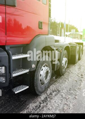 Il camion pesante rosso senza rimorchio si trova sul lato della neve coperta Foto Stock