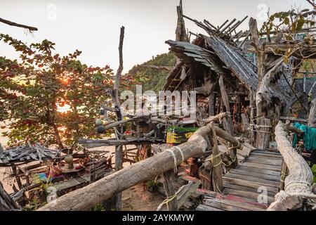 Famoso Hippie Bar realizzato da driftwood su Ko Phayam island Foto Stock