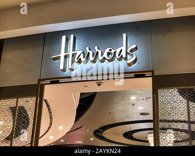 Heathrow, Regno Unito - 11 febbraio 2020: Segnaletica della sala di osservazione Harrods nell'aeroporto di Heathrow Foto Stock