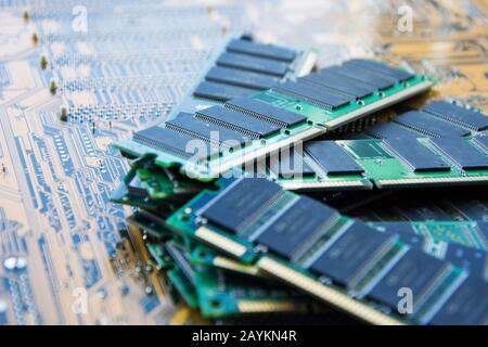 Diverse strisce di moduli di memoria. Memoria DDR e sdram. Tecnologia di texture del computer. RAM sullo sfondo della scheda madre. Selettivo così Foto Stock