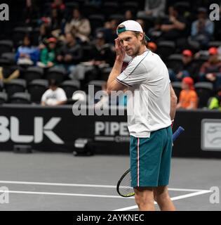 Hempstead, Stati Uniti. 15th Feb, 2020. Andreas Seppi serve durante la semifinale partita contro Jason Jung di Taipei all'ATP 250 New York Open 2020 torneo di tennis al Nassau Coliseum, Seppi Won Match (Photo by Lev Radin/Pacific Press) Credit: Pacific Press Agency/Alamy Live News Foto Stock