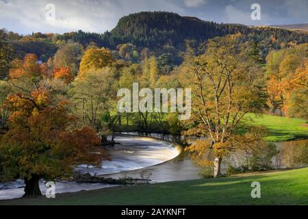 Horseshoe Falls, sul fiume Dee vicino a Llangollen nel Galles del Nord Foto Stock