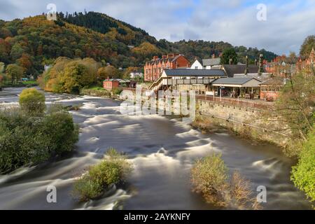 Il fiume Dee a Llangollen in Galles del Nord. Foto Stock