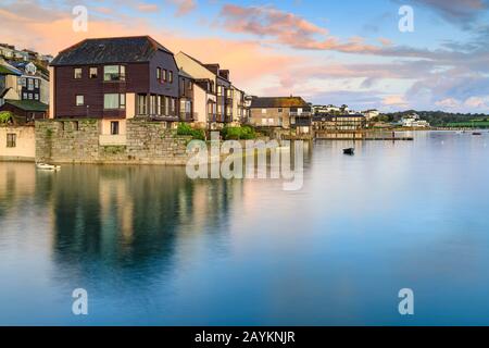 Il porto di Falmouth catturò l'alba dal molo Prince of Wales. Foto Stock