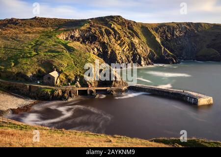 Porto di Mullion sulla Penisola di Lizard della Cornovaglia Foto Stock