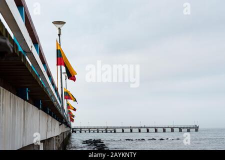 Vista di ponte a Palanga con bandiere della Lituania. Foto Stock