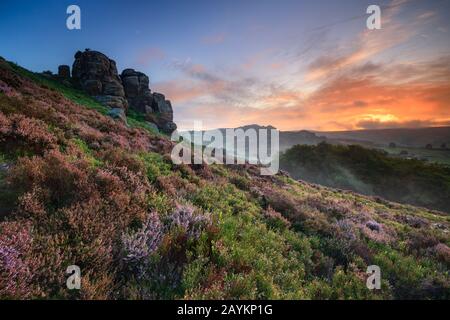 Cloud di Hen nel Peak District National Park catturato all'alba. Foto Stock