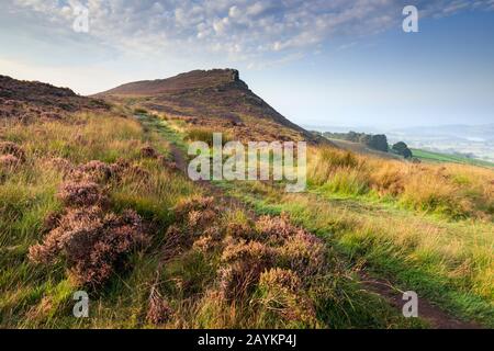 La vista verso Hen Cloud da vicino ai Roaches nel Parco Nazionale del Peak District. Foto Stock