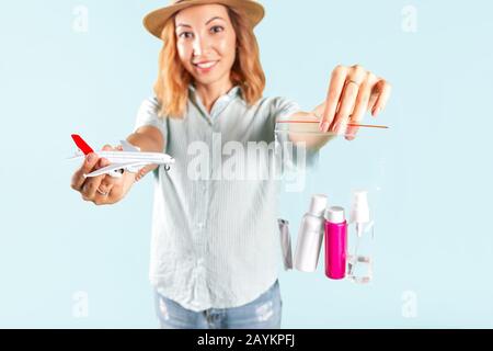 giubbotti salvagente per i viaggiatori - imballaggio di liquidi in sacchetti con zip per un accesso sicuro all'aereo Foto Stock