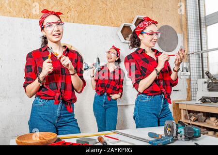 collage di tre lavoratrici in un negozio di falegname. Il concetto di indipendenza e di lavoro manuale femminile Foto Stock