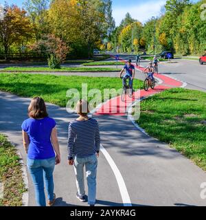 I ciclisti modifica dal ciclo percorso per un combinato di ciclismo su strada e sentiero con pedoni Foto Stock