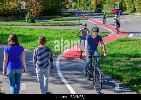 I ciclisti modifica dal ciclo percorso per un combinato di ciclismo su strada e sentiero con pedoni Foto Stock