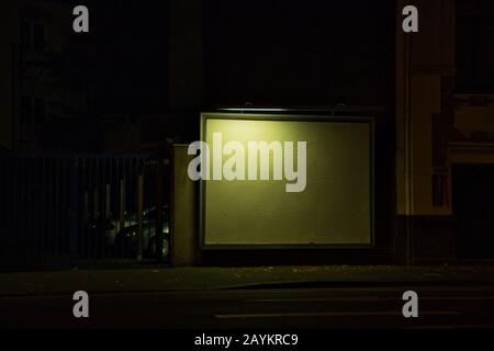 Carta da parati vuota sulla strada di notte con una luce rotta Foto Stock