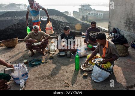 Il lavoratore trasporta il cesto di carbone che deve essere usato nel forno di un brickfield.Khulna, Bangladesh. Foto Stock