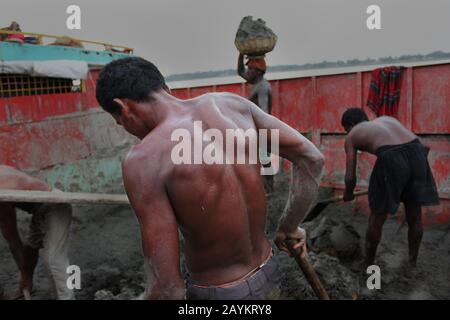 Il lavoratore trasporta il cesto di carbone che deve essere usato nel forno di un brickfield.Khulna, Bangladesh. Foto Stock