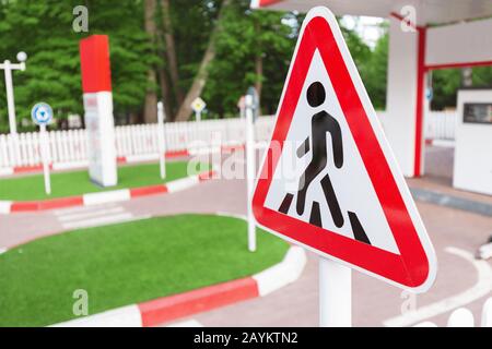 segnale di traffico con segnale di attraversamento pedonale. Concetto di trasporto di sicurezza Foto Stock