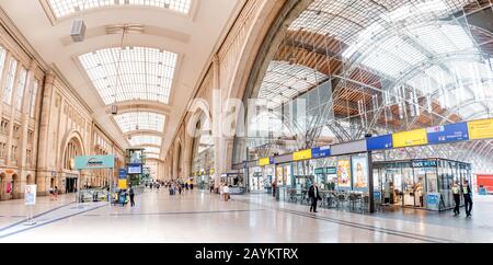 Lipsia, GERMANIA - 21 MAGGIO 2018: Interno della stazione ferroviaria Hauptbahnhof di Lipsia, Germania. Foto Stock