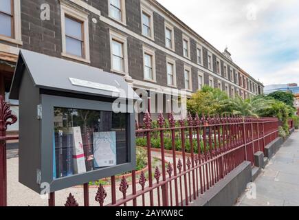 L'Heritage Royal Terrace a Fitzroy, Melbourne è una fila di dieci case con terrazza eretta nel 1855-57 ad un design attribuito all'artista coloniale John Gill Foto Stock