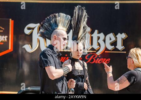 Lipsia, GERMANIA - 21 MAGGIO 2018: Espressive punk metalhead con un haircut Iroquois al festival annuale di Lipsia Foto Stock