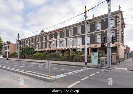 L'Heritage Royal Terrace a Fitzroy, Melbourne è una fila di dieci case con terrazza eretta nel 1855-57 ad un design attribuito all'artista coloniale John Gill Foto Stock