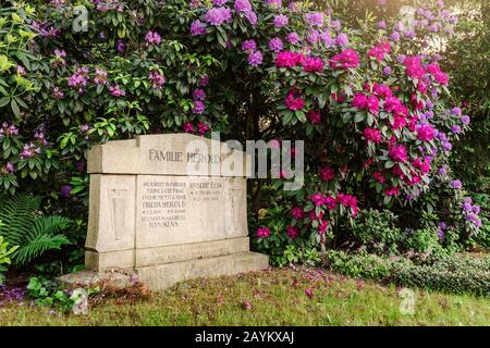 Lipsia, GERMANIA - 21 MAGGIO 2018: Cimitero in primavera con fiori e alberi splendidamente fioriti, il concetto di tristezza e gotico medievale Foto Stock