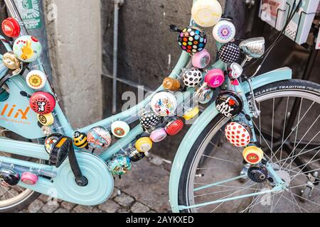 Lipsia, GERMANIA - 21 MAGGIO 2018: Vendita di molte campane per biciclette Foto Stock