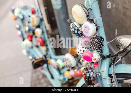 Molte campane per biciclette in vendita Foto Stock