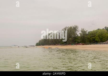 Tempo nuvoloso su Ko Naka Yai, spiaggia e isola nel quartiere di Phuket, Thailandia. Foto Stock