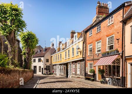 29 giugno 2019: Norwich, Norfolk - Elm Hill è una storica strada acciottolata nel centro di Norwich, Norfolk, con molti edifici antichi e interessanti... Foto Stock