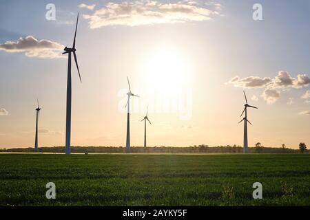 Paesaggio con moderne turbine eoliche appena prima del tramonto visto in Germania Foto Stock
