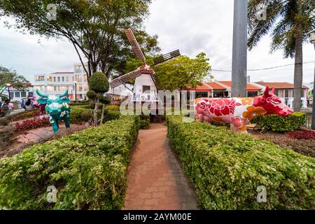 Malacca (Melaka) tipico edificio coloniale rosso in Piazza Olandese. Malacca è Una delle città patrimonio dell'umanità Dell'Unesco sullo stretto di Melaka. Foto Stock