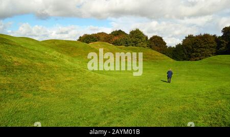 Anfiteatro Cirencester. Costruito all'inizio del 2nd secolo, serviva la città romana di Corinium (oggi Cirencester) nel Gloucestershire, Inghilterra, Regno Unito. Foto Stock