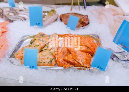 Filetto di salmone in ghiaccio al banco del supermercato, sano cibo fresco di mare Foto Stock