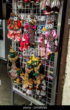 Un negozio locale che vende burattini di stringa birmana come giocattolo tradizionale di Myanmar. Yoke thé è il nome locale per marionette burmese. Foto Stock