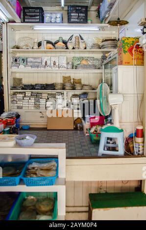 Un piccolo negozio di souvenir nel mercato del Myanmar Foto Stock